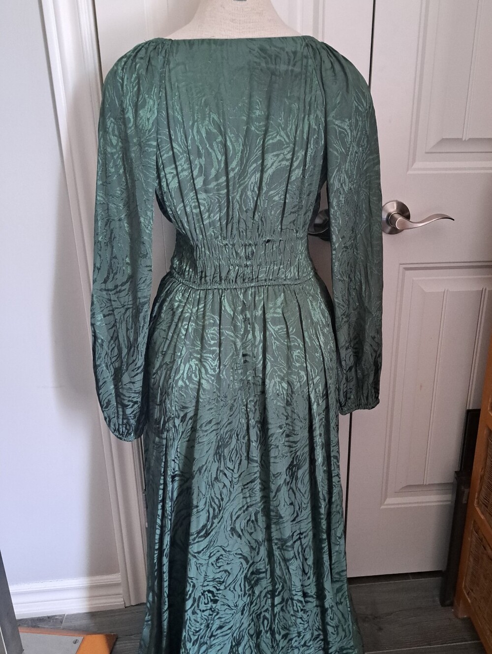 TAYLOR Long Sleeve V-Neck Maxi Dress GREEN embossed smocked lined flowy Small - Picture 2 of 12